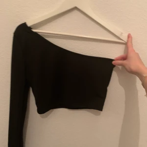 Svart tröja med en arm  - Svart tröja med en arm