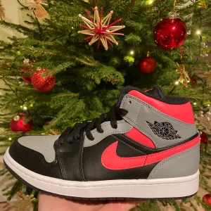 Air jordan 1 mid pink shadow - Säljer ett par air jordan 1 mid pink shadow i storleken 41! Skorna är nya och aldrig testade och självklart finns kvitto😊