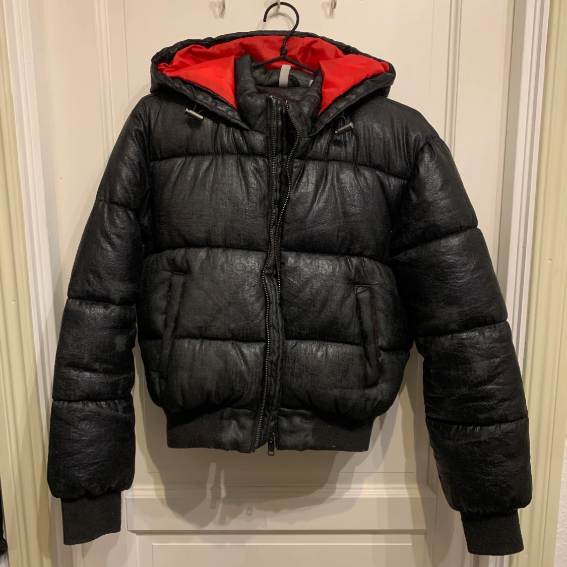 Svart och röd croppad vinterjacka 
