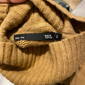 Stickad klänning - Otroligt fin oanvänd kamelfärgad stickad klänning. Materialet är jätte mjuk och tjock, håller en väldigt varm. 