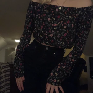 Blommig topp - Söt off-sholders topp med blommigt mönster, säljer för att jag inte använder den(inte min stil)