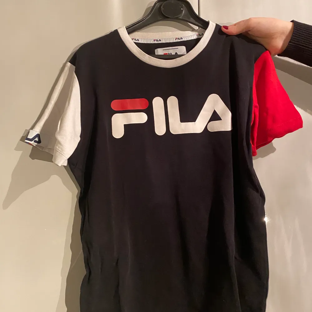 Snygg T-shirt från Fila, storlek xs men skulle säga att den är s/m i damstorlek.. T-shirts.