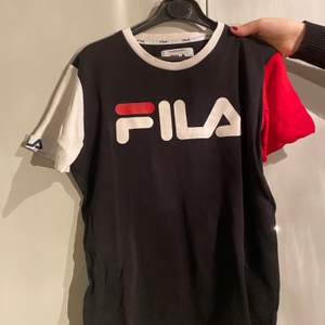 Snygg T-shirt från Fila, storlek xs men skulle säga att den är s/m i damstorlek.