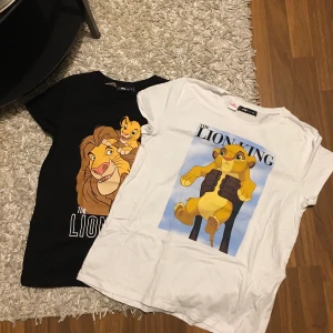 T-shirt Lion King  - Sälja antingen separat eller ihop. Två OLIKA storlekar. Svarta är i Small, Vit i XL. Vit är mer för om man vill ha oversize stil, S för tightare passform. Aldrig använda. Två stycken för 150kr. Pris kan diskuteras om man vill ha endast en osv. Högst BUD vinner!