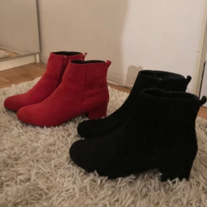 Klackar - Svarat och röda boots med klack, strl 40, använd 1 gång är alltså i bra skick, 100kr st eller 150kr för båda, kan fraktas, frakt ingår ej i priset 