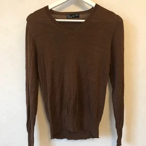 Brun pullover, silk & bomull, Zara M - Tunn men varm kofta i otroligt behagligt material: 75% silk 25% bomull Storlek M men fungerar fint även för XS och S.  Kan mötas i Stockholm eller skicka mot fraktkostnad! ✨🌸✨