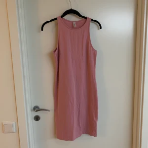 Klänning - Klänning dusty pink från HM, funkar också jättebra som topp tillsammans med byxor som en body. Säljer då den inte passar mig