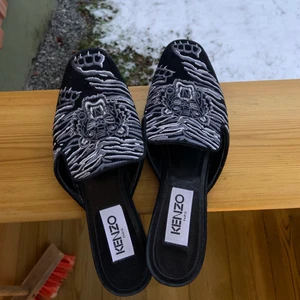 Kenzo skor  - Slip ons från kenzo. Äkta. Har dustbagen till dem som jag dock har sölat på. Saknar kvitto.