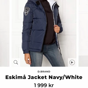 D.Brand dunjacka  - Blå dunjacka från D.Brand i strl S.  Köpt för ca 2000kr säljer för 450kr.  Inga fel på den, endast lite smink vid kragen, inget som syns när man har den på & går att tvätta bort om man skulle vilja det.