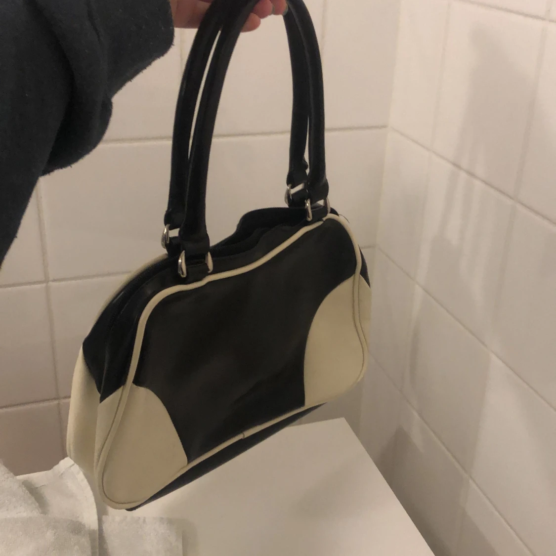 Svart och vaniljvit handväska