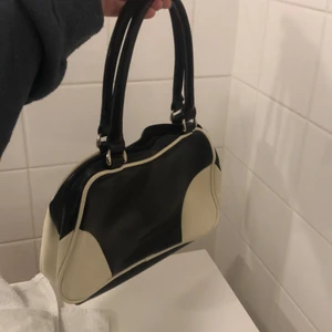Svart och vaniljvit handväska - Supergullig och jätte bra skick💕 köpt på second han för inte så länge sen och använd 1 gång efter det💕💕 