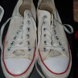 Sneakers  - Hela och lite använda. Storlek 38. Kan behöva en omgång tvätt, om man vill. Mycket sköna att gå i. Pris exklusive porto. BUD i chatten. 