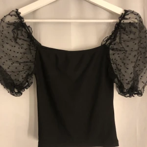 svart topp  - säljer dena supper gulliga topp som aldrig kommer till andvändning längre. super fin till vardags samt fest. köparen står för frakten🥰