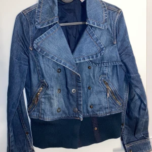 Jeansjacka - Säljer denna jeansjacka i perfek blå färg från MANGO. Passar både XS och S.