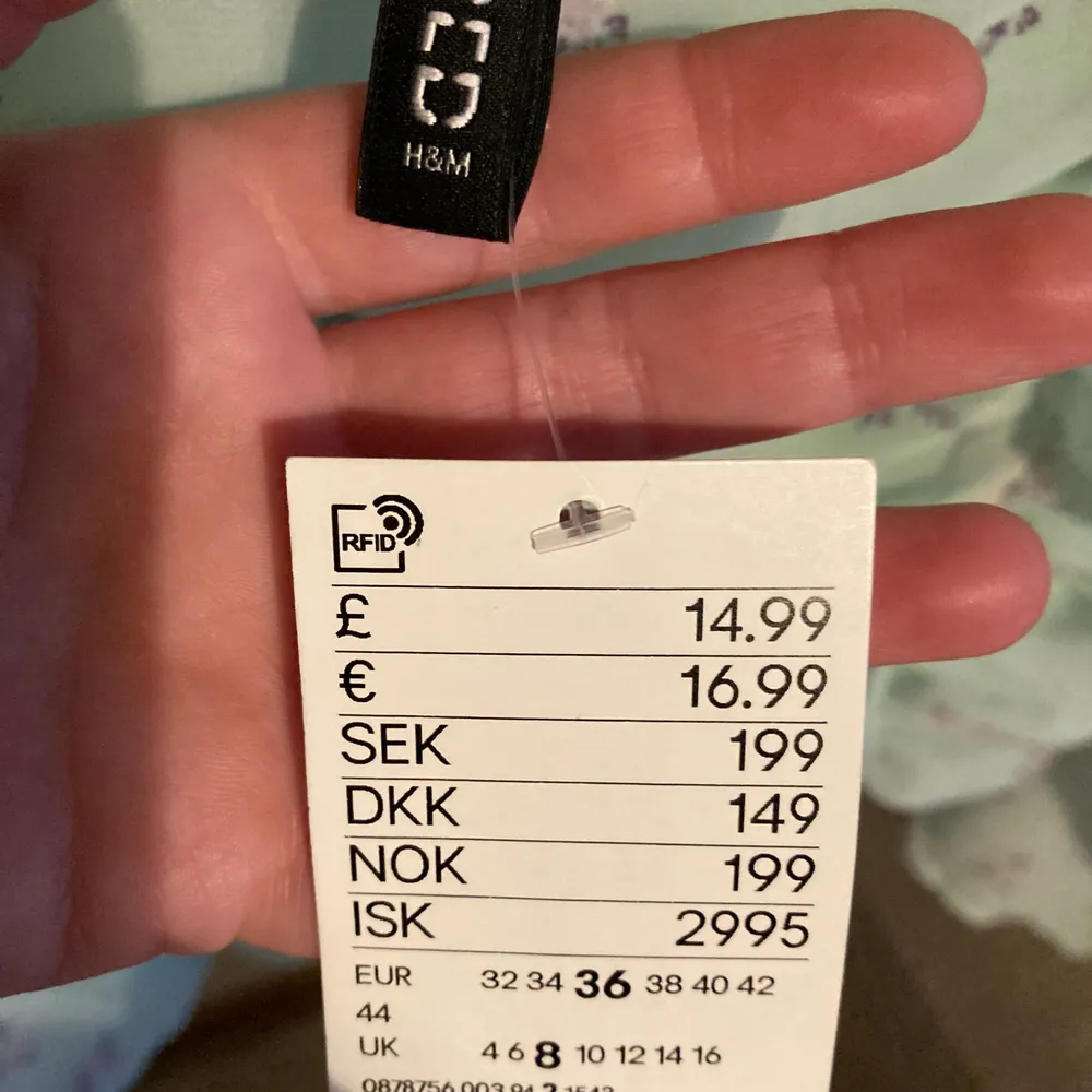 Fin tröja från H&M - divided. Med prislappen kvar. Säljer då den  tyvärr för liten för mig :( Kan mötas upp i Stockholm eller skicka(köparen står för frakten, 22kr.). Toppar.