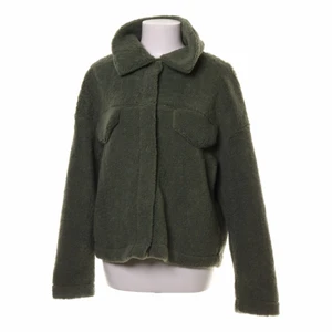 grön jacka/tröja  - det är jackan på första bilden men har inga bilder på den (men om du är intresserad så skriv så skickar jag) 💕💕 ps. det är mer utav tröjmaterial typ, skulle inte kalla det för jacka. isåfall vår/sommar/höst jacka 