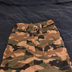 Kjol - Sjukt snygg kjol med bälte ☺️