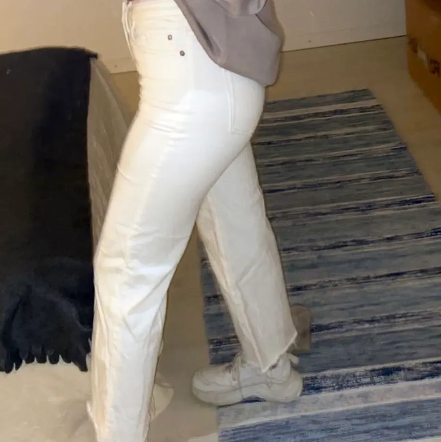 Snygga vita jeans med modellen Wide leg. Storlek 34/XS/S. Köpta från H&M. . Jeans & Byxor.