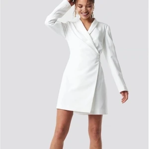 NA-KD x Iva nikolina - blazer dress storlek 38 ✨ - Super snygg blazer dress som jag köpte på nakd för 499kr. Den är i super skick & som ny eftersom den aldrig kommit till användning då den är lite för stor för mig✨ pris kan diskuteras