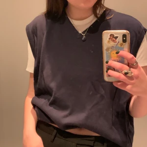 Väst i bomull - Den mysigaste västen i mörkblå/ lilaaktig färg! Stor och oversized i 100% bomull✨ perfekt som den är eller över t-shirts o skjortor🤎🤎🤎