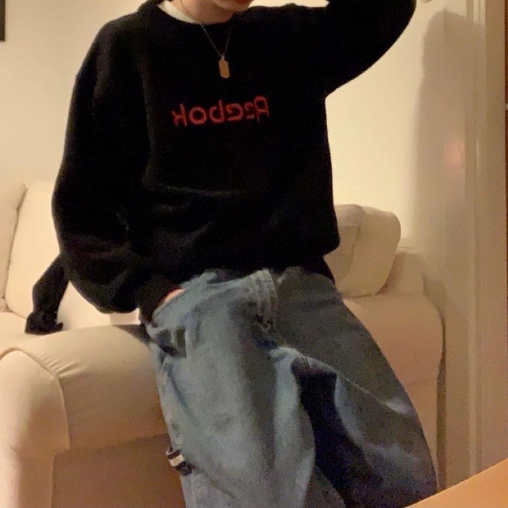 Supersnygg svart vintage stickad Reebok sweatshirt! Varm men inte stickig och perfekt till vintern! Den är vintage men är i perfekt skick. Ingen klar storleksbeskrivning, men ungefär storlek M. Den har en luftig, stor och snygg passform men är liten när nere så att den sitter fett snyggt!! . Tröjor & Koftor.