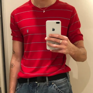 Röd stickad t-shirt - Jättefin röd och blå randig stickad t-shirt. Så unik och fin! Köpare står för frakt 🥰❤️.