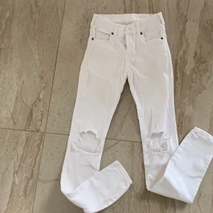 Vita jeans - Vita jeans. Tvättade o använda, men i gott skick.