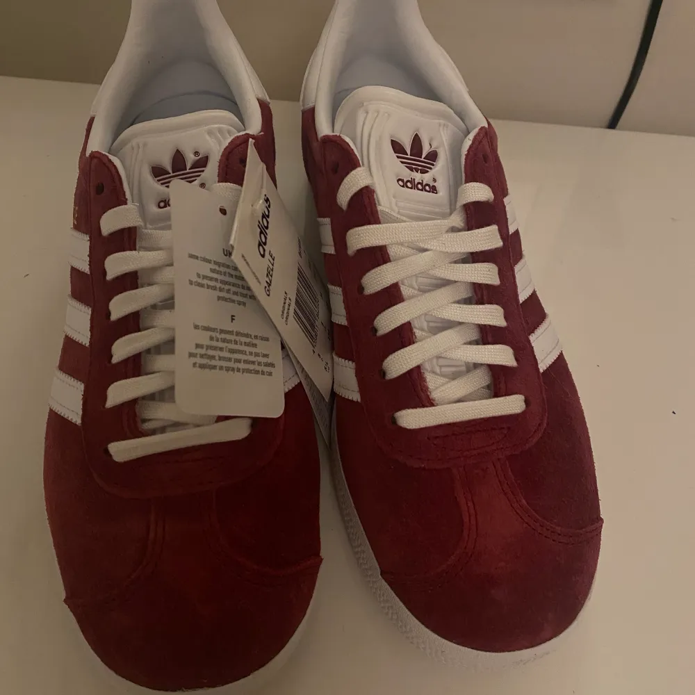 Säljer mina helt nya röda adidas gazelle. Prislapp och box kvar :) storlek: 38. Kostar 700kr i butik säljer för 250kr. Skor.