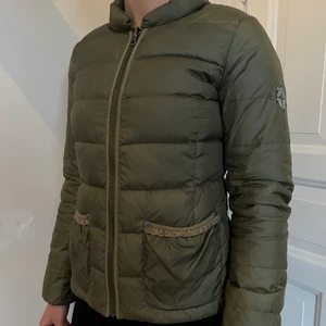 Odd Molly dunjacka  - Superfin Odd Molly dunjacka i fin militärgrön färg!! Använd ett fåtal gånger, superbra skick!! Storlek 0  =XS.💚  Köparen står för frakt. 