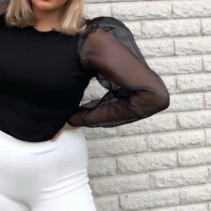 Svart tröja med mesh ärmar - Fin tröja från Gina Tricot använd några gånger, inga slitage. Storlek M men passar även S. Köparen står för frakt💕