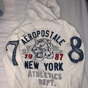 Aeropostale Y2k hoodie vit  - BUD JUST NU: 175.Hoodie från 2000 talet typ, hittad i farsans garderob. Jättefint skick, använd enstaka gånger. Sitter åt det tajta hållet på mig som är 180 så blir oversized på killar/tjejer kortare än så :) budgivning avslutas 24 timmar efter sista budet lagts 