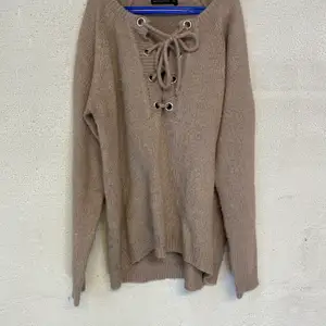 En beig/grå stickad tröja ifrån Rut & Circle. Tröjan är i fint skick och kommer i storlek S. 80kr, köparen står för frakt.