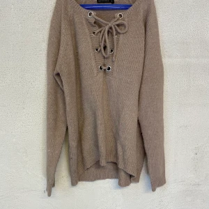 Stickad tröja  - En beig/grå stickad tröja ifrån Rut & Circle. Tröjan är i fint skick och kommer i storlek S. 80kr, köparen står för frakt.