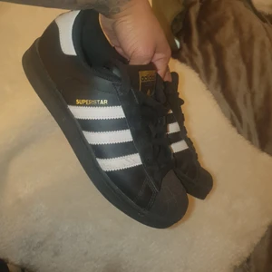 Adidas superstar 37 1/3 - Superstar skor från Adidas storlek 37 1/3 i perfekt skick 💕