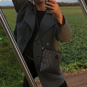 Mango kappa strl 36 - Lite kortare kappa strl 36 (halvvägs på låren på mig som är 176) i fint använt skick men har fortfarande mycket kvar att ge!