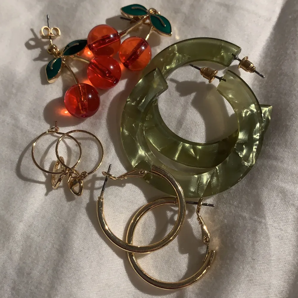 Säljer mina oanvända örhängen då det kanns onödigt att behålla när d aldrig kommer till användning hos mig❤️ köpta från monki och de små med ögon från weekday! (Se bild 3 för bara örhängena) SÅLDA gröna, körsbär. Accessoarer.