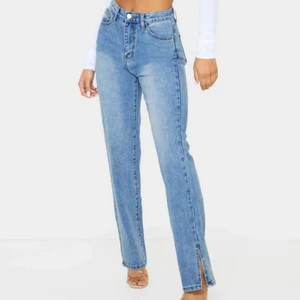 Blue wash split straight leg jeans  - Hej Finisar! Jag beställde dessa jeans för några veckor sen och vill sälja de eftersom de passar verkligen inte mig. Älskar kvaliten dock är de inte stretchiga.                                                           Jeansen är i storlek 34/UK6 (ej stretchiga). Ny pris 350 kr, budgivning i privat chatt 💕