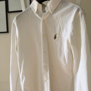 Ralph lauren skjorta - Vit skjorta ifrån ralph lauren! kontakta för fler bilder eller frågor! 