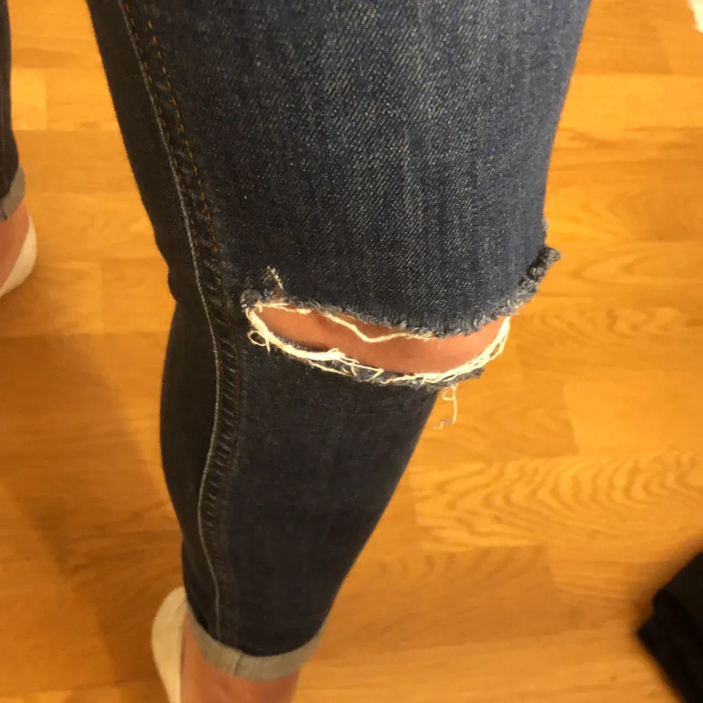 Lågmidjade jeans från Gina Tricot. Mörkblå i färgen. Säljer därför att jag inte använder dem längre tyvärr. Är i bra skick💕. Jeans & Byxor.