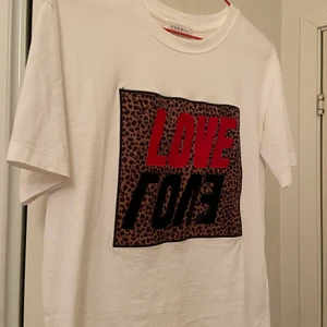 Sandro Paris T-shirt - Säljer min fina T-shirt från märket Sandro då den inte kommer till användning. Köpt i Paris år 2019. Nypris 1100, använd ca 10 gånger. Väldigt bra skick. Frakt tillkommer!