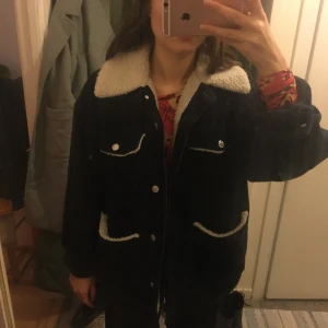Weekday corduroy jacket  - Supergosig mörkblå manchesterjacka från Weekday. Köpt för två år sedan. Eftersom jackan är fodrad är den perfekt till vintern. 