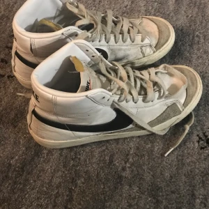 Nike Blazers stl 41 - blazers stl 41. använda men med mycket liv kvar i. funkar perfekt som beaters. tveka inte på att ställa frågor eller buda