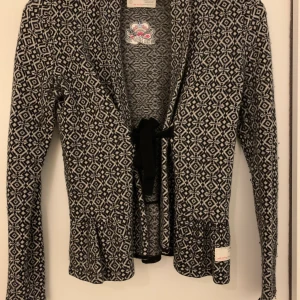 Svart och vit Odd Molly kofta  - Säljer min svarta odd Molly kofta använd ett fåtal gånger och är därför nästan som ny. Hör av dig för fler bilder ölet frågor💕