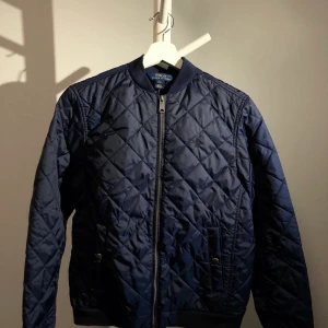 Ralph Lauren Höst jacka - Ralph Lauren jacka, storlek L (barnstorlek) dvs motsvarande storlek 154-160. Knappt använd, mycket fint skick