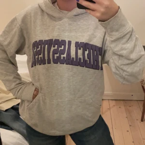 Classy issue hoodie - Säljer en classy issue hoodie som jag köpte på deras hemsida för ca 1000, den finns ej kvar! Den är i storlek S men passar upp till M ❤️ Mitt pris 250 eller den högst bjudande + frakt 70