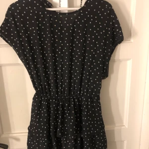 prickig klänning - säljer denna super fina klänning jag köpte på gina tricot för va 1 år sen som bara kommit till andvändning fåtal gånger. i nytt skick och super skön. köparen står för frakten