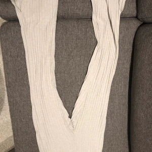 Beiga byxor med slits storlek S - Super mjuka sköna byxor använda 3 gånger super bekväma och fina hör av dig om du har några frågor eller om du är intresserad💖