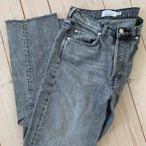 Gråa jeans från &otherstories - Jag säljer nu ett par gråa raka jeans som går till ankeln på mig som är 166 cm. Säljer för 80 + frakt. 
