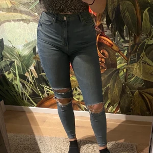 Highwaisted jeans - Blåa högmidjade jeans med hål på knäna från Gina tricot💙 Superfint skick! Priset är inkl. frakt och köparen betalar via Swish✨