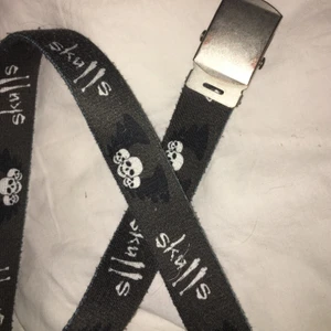 Skärp - Skärp med döskallar på:/) 77 cm långt 